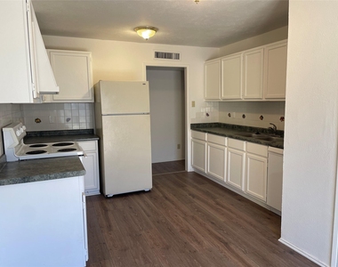 7533 Parkwood Lane - Photo Thumbnail 5