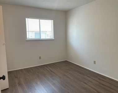 7533 Parkwood Lane - Photo Thumbnail 13