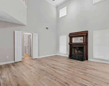 421 W Windsor Drive - Photo Thumbnail 1
