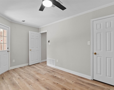 421 W Windsor Drive - Photo Thumbnail 8