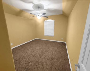 909 Blanco Lane - Photo Thumbnail 9