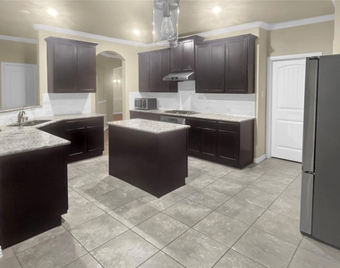 909 Blanco Lane - Photo Thumbnail 4