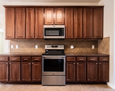 472 Northbrook Avenue - Photo Thumbnail 10