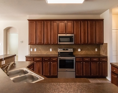 472 Northbrook Avenue - Photo Thumbnail 8