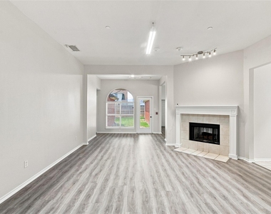 1033 Suffolk Lane - Photo Thumbnail 8