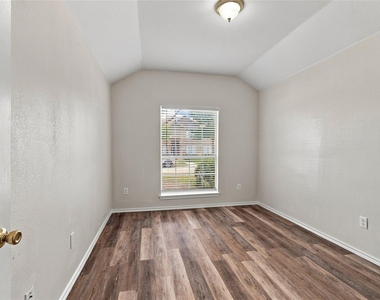 1033 Suffolk Lane - Photo Thumbnail 16