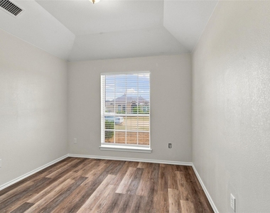1033 Suffolk Lane - Photo Thumbnail 15
