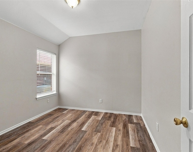 1033 Suffolk Lane - Photo Thumbnail 17