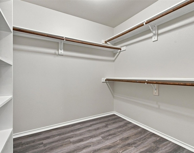 1033 Suffolk Lane - Photo Thumbnail 13