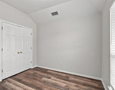 1033 Suffolk Lane - Photo Thumbnail 14