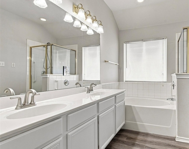 1033 Suffolk Lane - Photo Thumbnail 11