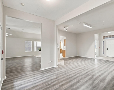 1033 Suffolk Lane - Photo Thumbnail 7