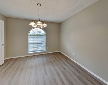 1217 Seabrook Drive - Photo Thumbnail 5