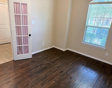 2612 Patriot Drive - Photo Thumbnail 4