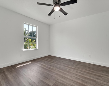1810 Prairie View Drive - Photo Thumbnail 2