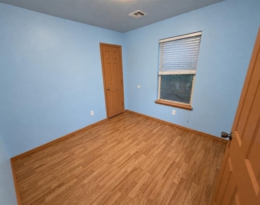 12013 Garden Court - Photo Thumbnail 10