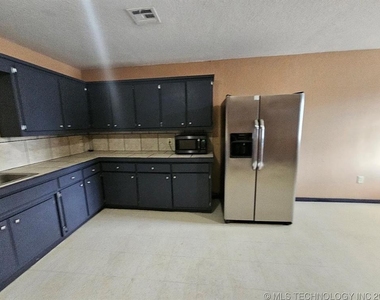 1416 W 2nd Street - Photo Thumbnail 2