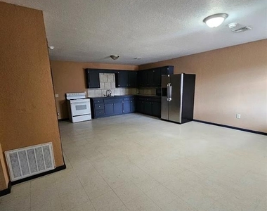 1416 W 2nd Street - Photo Thumbnail 3