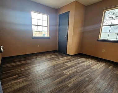 1416 W 2nd Street - Photo Thumbnail 4