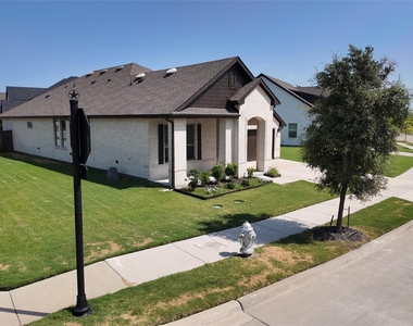 2900 Bluff Creek Drive - Photo Thumbnail 2
