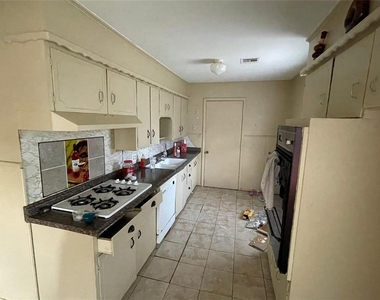 204 W Kittyhawk Drive - Photo Thumbnail 3