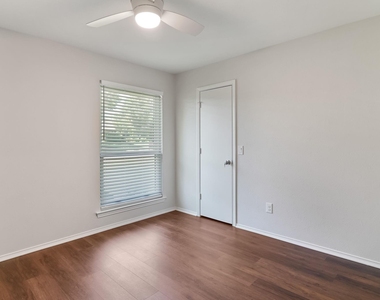2724 Glen Forest Lane - Photo Thumbnail 10