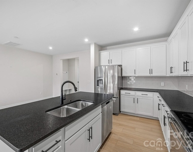217 Brooks Springs Drive - Photo Thumbnail 9