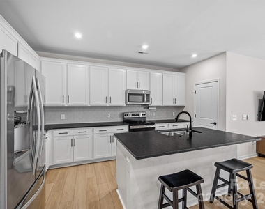 217 Brooks Springs Drive - Photo Thumbnail 7