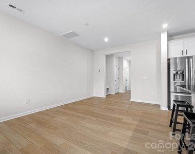 217 Brooks Springs Drive - Photo Thumbnail 13