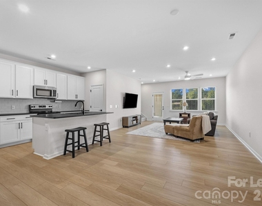 217 Brooks Springs Drive - Photo Thumbnail 6