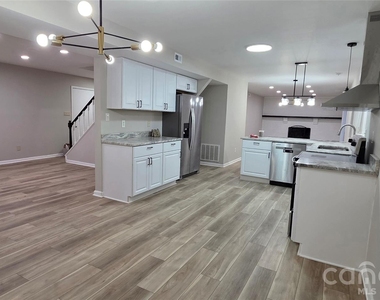 7200 Shadowlake Drive - Photo Thumbnail 2