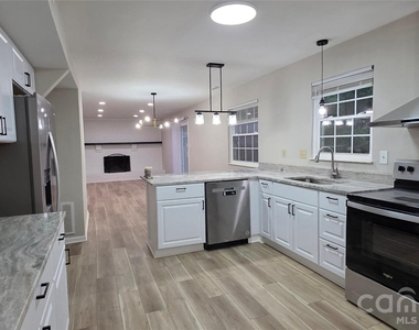 7200 Shadowlake Drive - Photo Thumbnail 5