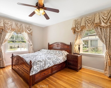 2963 Sheffield - Photo Thumbnail 9