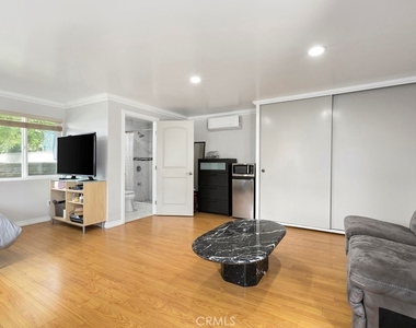 2963 Sheffield - Photo Thumbnail 16
