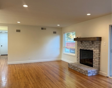 720 Circle Drive - Photo Thumbnail 2
