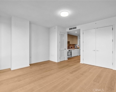 877 Francisco Street - Photo Thumbnail 10