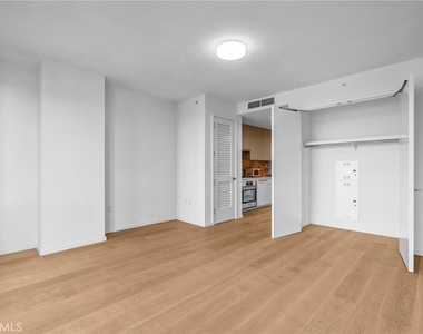 877 Francisco Street - Photo Thumbnail 9