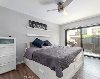 6716 Clybourn Avenue - Photo Thumbnail 3