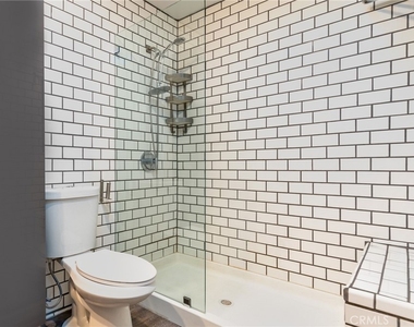 6716 Clybourn Avenue - Photo Thumbnail 4
