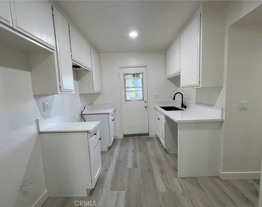 1131 S Alta Vista Avenue - Photo Thumbnail 5