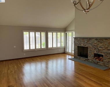 701 Glen Eagle Ct - Photo Thumbnail 18