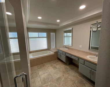 701 Glen Eagle Ct - Photo Thumbnail 8