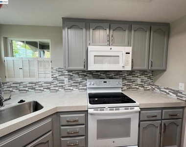 701 Glen Eagle Ct - Photo Thumbnail 16