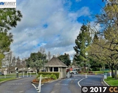 701 Glen Eagle Ct - Photo Thumbnail 26