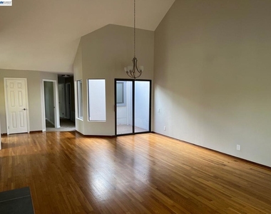 701 Glen Eagle Ct - Photo Thumbnail 17