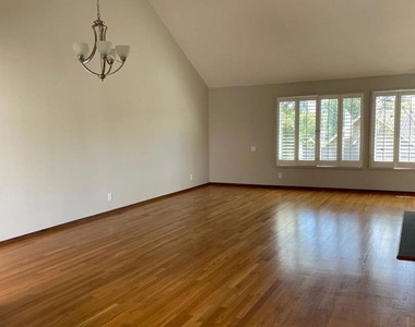 701 Glen Eagle Ct - Photo Thumbnail 4