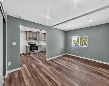 2322 Peachtree Cir - Photo Thumbnail 10
