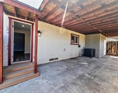 2322 Peachtree Cir - Photo Thumbnail 2