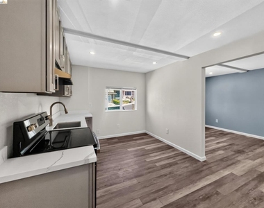 2322 Peachtree Cir - Photo Thumbnail 6