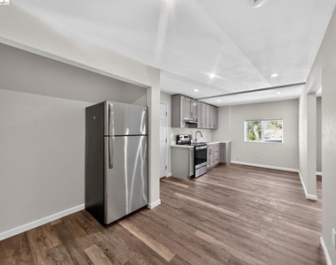 2322 Peachtree Cir - Photo Thumbnail 9